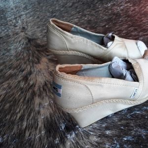 *NWIB* TOMS Cream Neutral Wedge Size 8